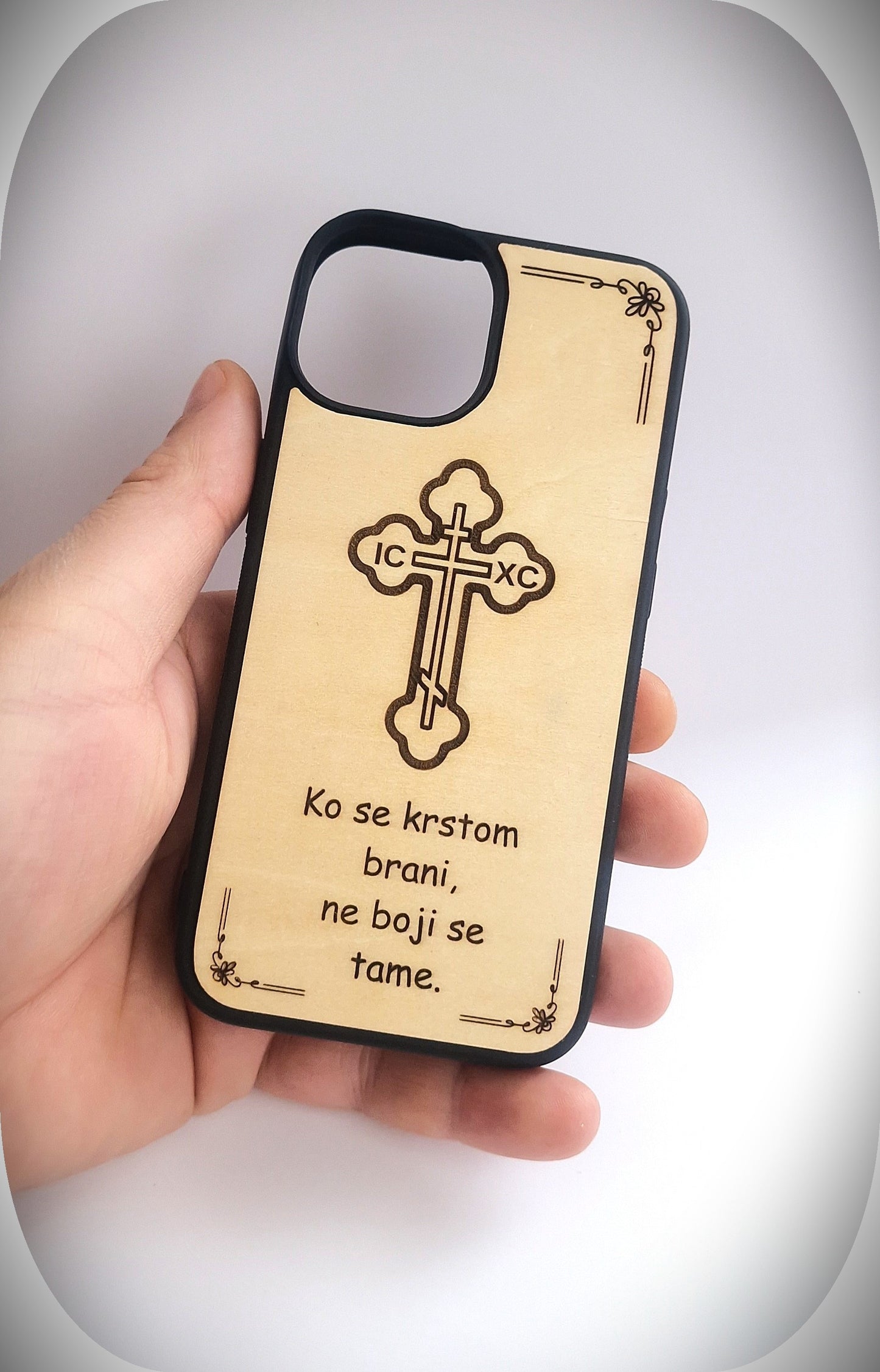 Handyhülle aus Holz mit orthodoxem Kreuz und Gravur