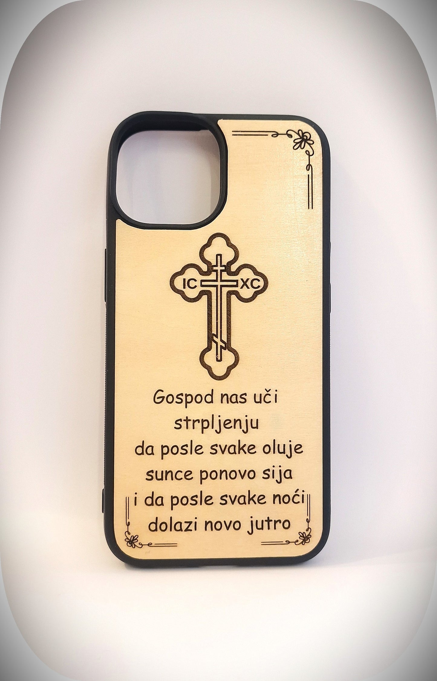 Handyhülle aus Holz mit orthodoxem Kreuz und Gravur