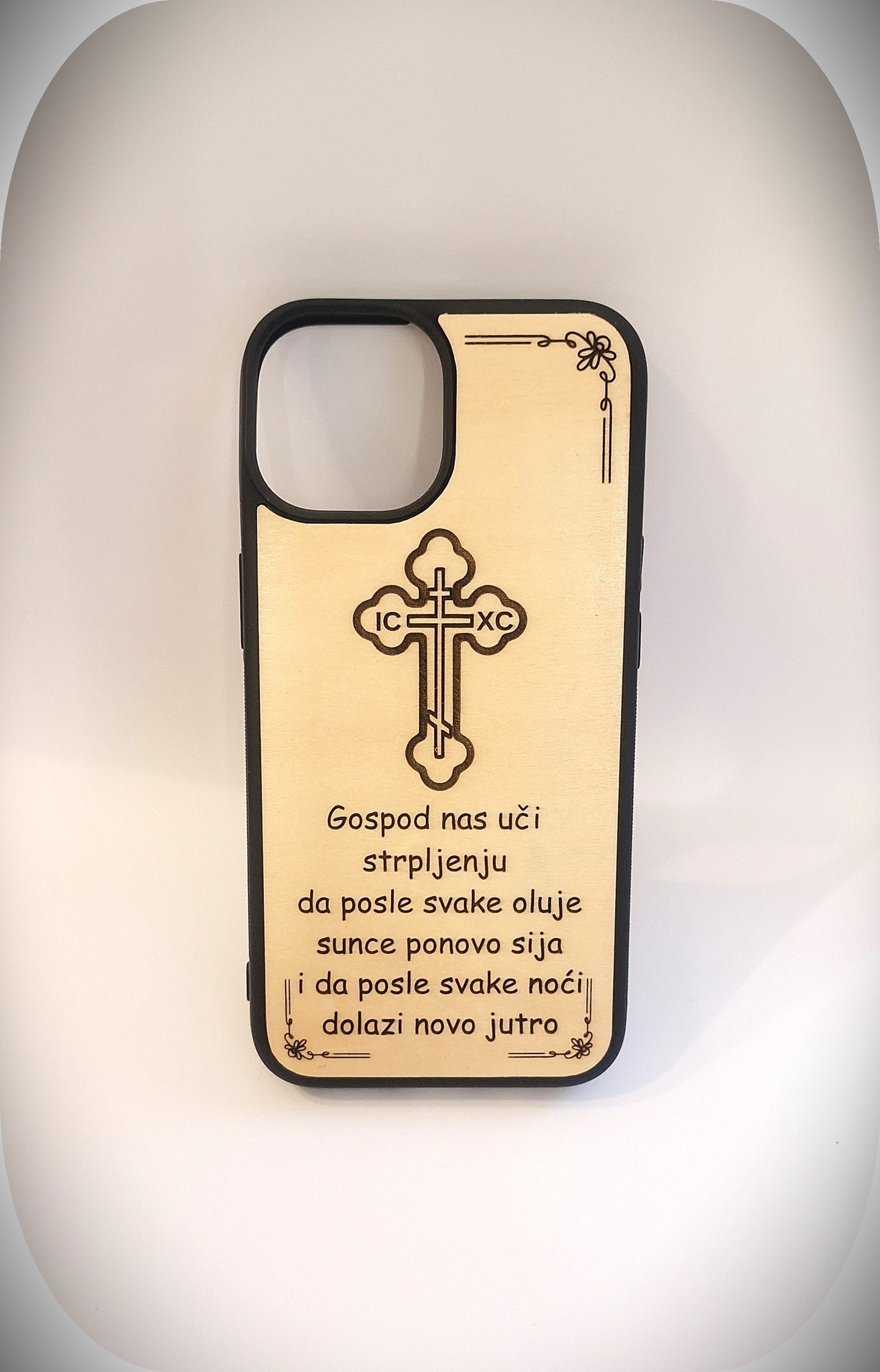 Handyhülle aus Holz mit orthodoxem Kreuz und Gravur